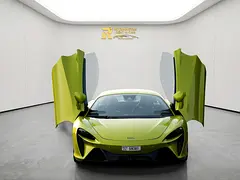 Rent 2023 McLaren Artura in Al Barsha 1 photo 4