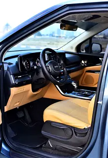 Rent a 2024 Kia Carnival in Al Garhoud photo 7