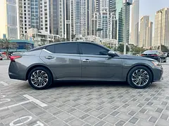 Rent 2023 Nissan Altima in Business Bay photo 5