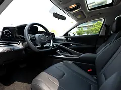 2025 Hyundai Elantra for Rent in Business Bay photo 9